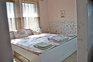 Гостевой дом Vila Magnolia Ахтопол Двухместный номер с двуспальной кроватью и дополнительной кроватью-1