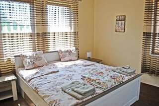 Гостевой дом Vila Magnolia Ахтопол Двухместный номер с двуспальной кроватью и дополнительной кроватью-3